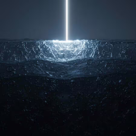 Луч света падает на прозрачный блок и рассеивается на поверхности, не проникая внутрь