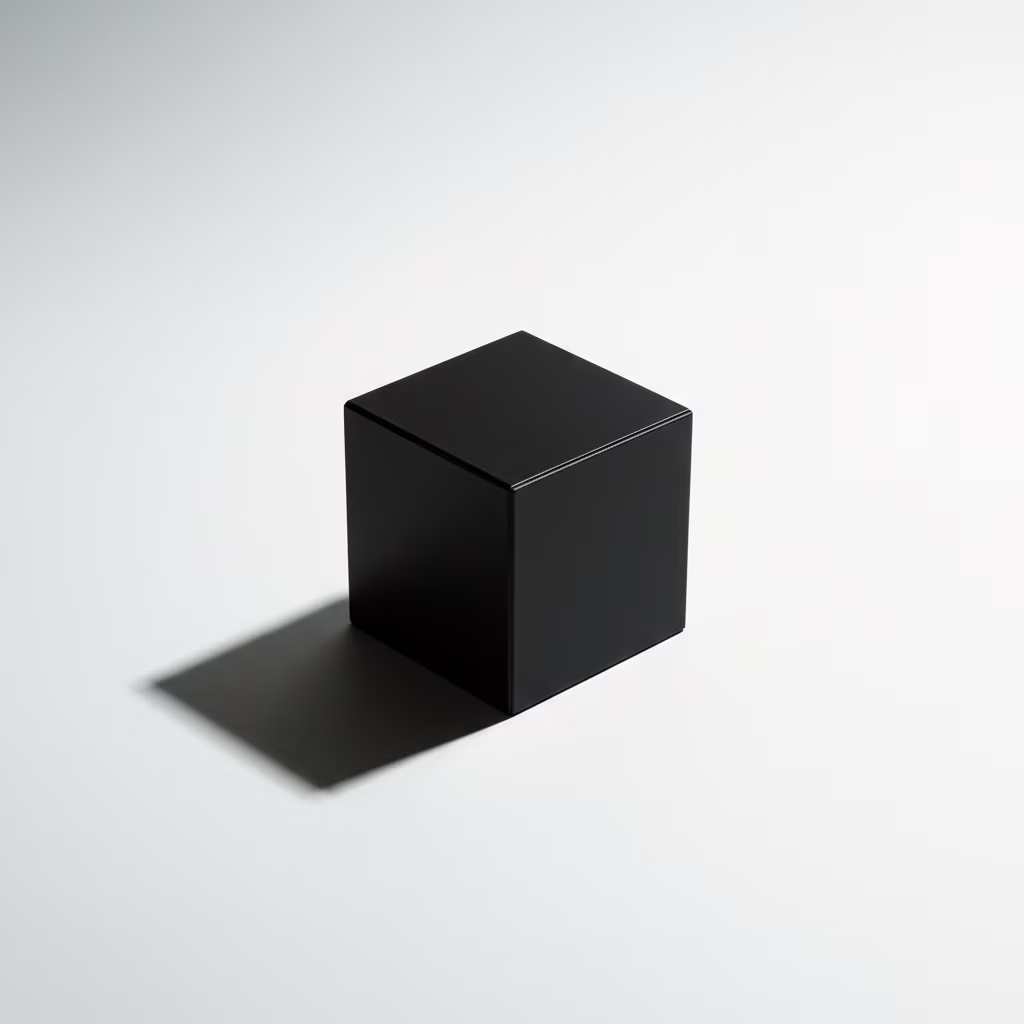 Чёрный куб на белой поверхности с резкой тенью