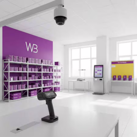 Современное оборудование для склада ПВЗ Wildberries 2026: промышленный ТСД-сканер, камеры WB Track, стеллажи и киоск самообслуживания в светлом помещении с фирменным фиолетовым акцентом